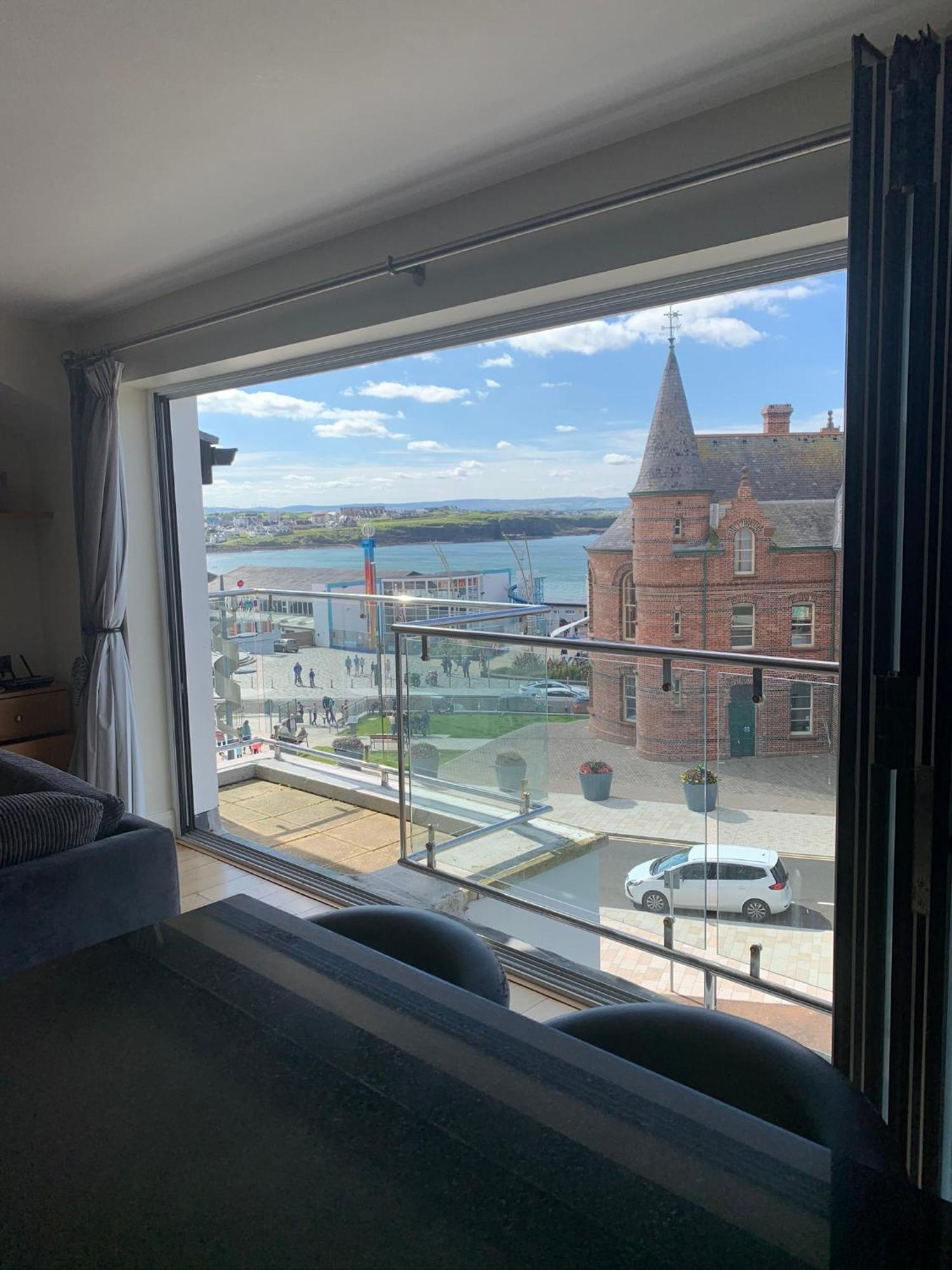 Penthouse Apartment - Town Centre, Sea Views, Secure Parking Portrush Luaran gambar
